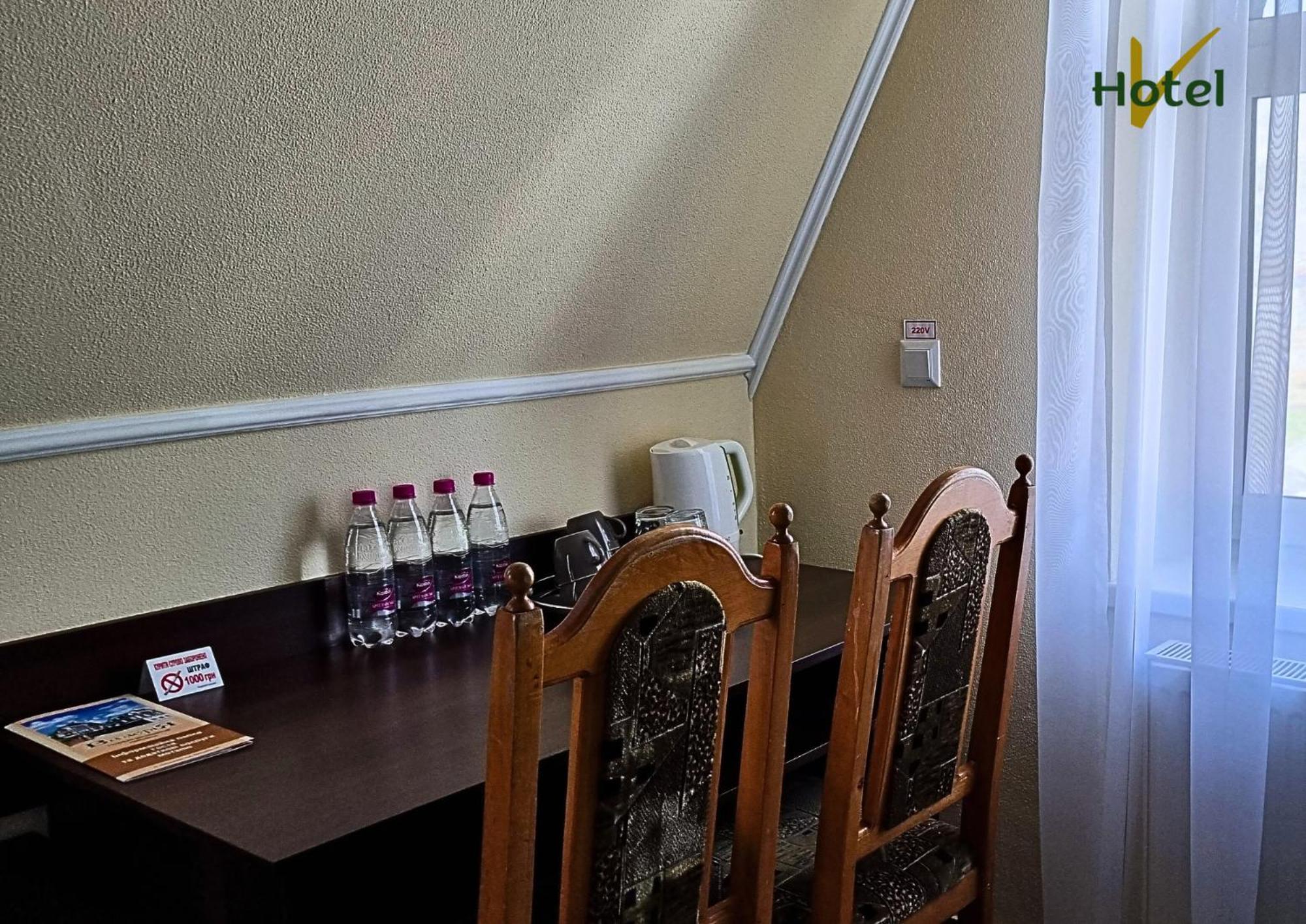 Готель "Валерія" Novoselytsya  エクステリア 写真